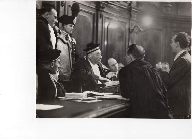 Ettore Grande e la Corte discutono davanti al plastico della villa di Bangkok durante il processo di cassazione