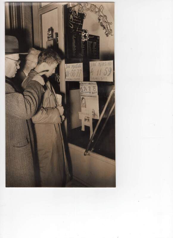 Giocatori del lotto davanti ad una ricevitoria con affissi i numeri legati al delitto Virdis