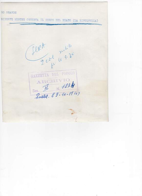 Processo Grande. Il presidente mentre osserva il corpo del reato (la rivoltella)