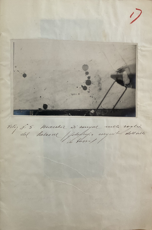 Particolare del sangue della vittima sul balcone della stanza dove è stata accoltellata Maria Flores (ripresa dall'alto)