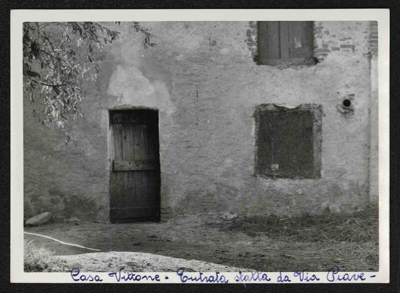L'entrata della stalla della cascina Vittone da via Piave