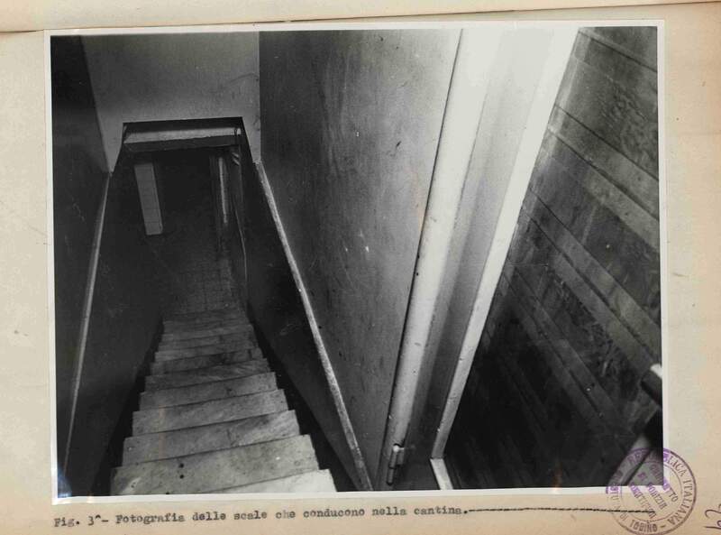Le scale che conducono nella cantina nel bar teatro del delitto