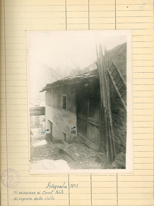 La casa dei Carrel con l’indicazione della porta di ingresso dell’abitazione di Paolo Carrel Paolo e della stalla