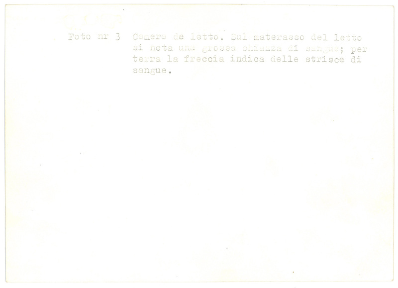 Foto nr 3 Camera da letto. Sul materasso del letto si nota una grossa chiazza di sangue; per terra la freccia indica delle strisce di sangue. 