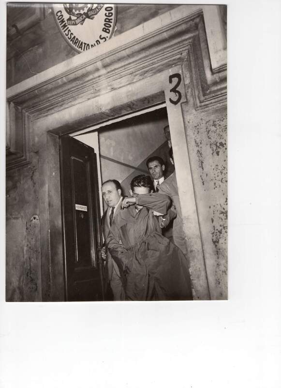 Francesco Virdis si copre il volto mentre esce dal commissariato