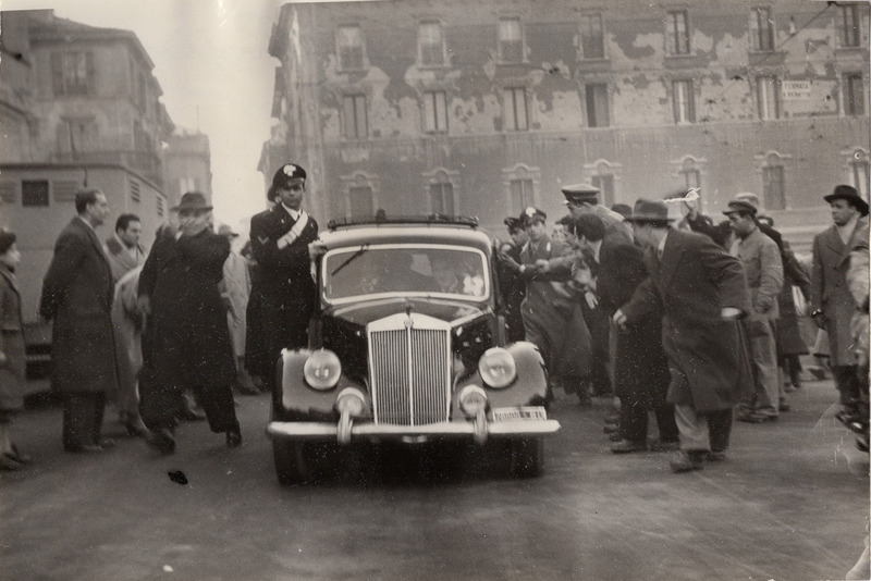 I saluti a Ettore Grande, dopo l’assoluzione. Grande si sta recando a casa della famiglia Lenti che gli ha dato supporto durante il processo