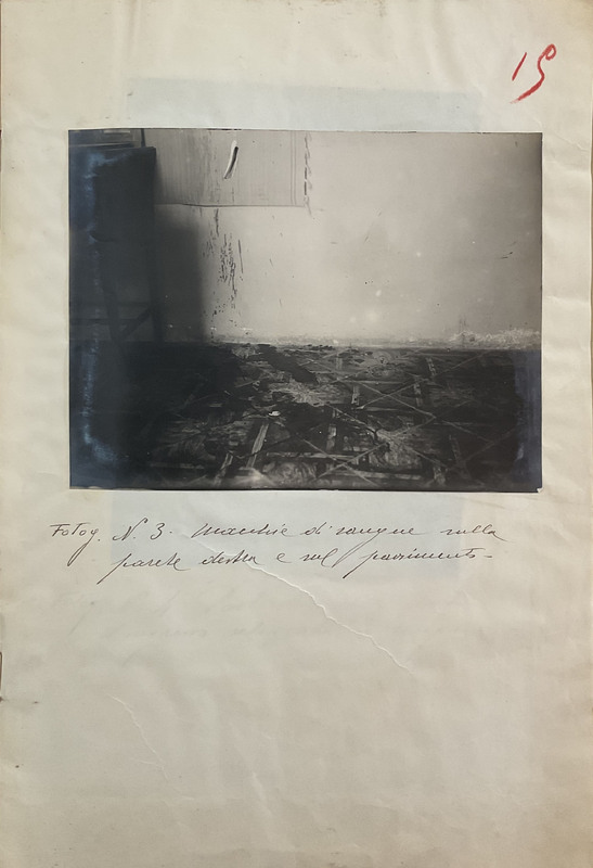 Le macchie del sangue della vittima nella stanza dove è stata accoltellata Maria Flores