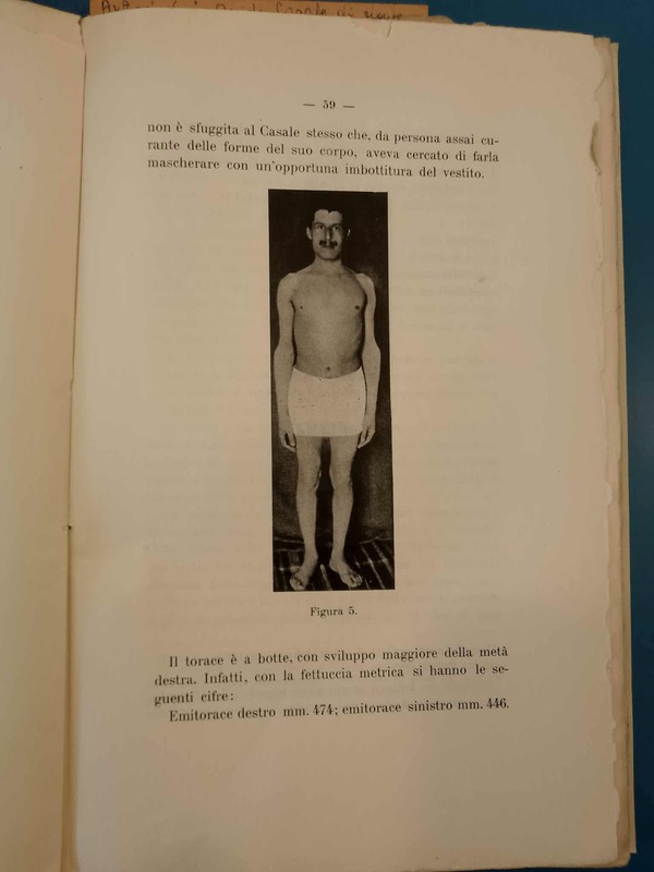 Figura intera di Guido Casale