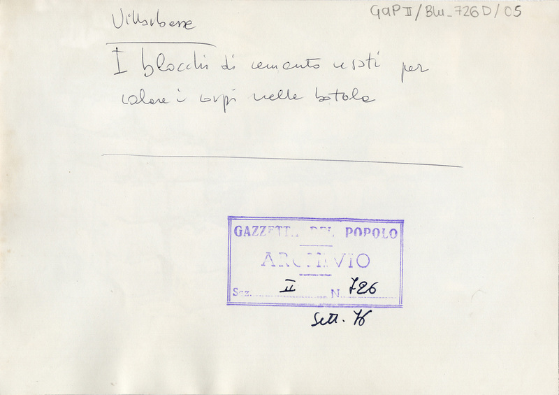 Villarbasse. I blocchi di cemento usati per calare i corpi nella botola
GDP II/blu_726D/05
Timbro: Gazzetta del Popolo ARCHIVIO Sez. II N. 726 Sett. 7