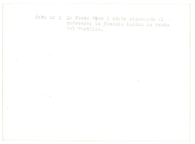 Foto nr 2 La fossa dove è stato rinvenuto il cadavere; la freccia indica la testa del Vauthier.