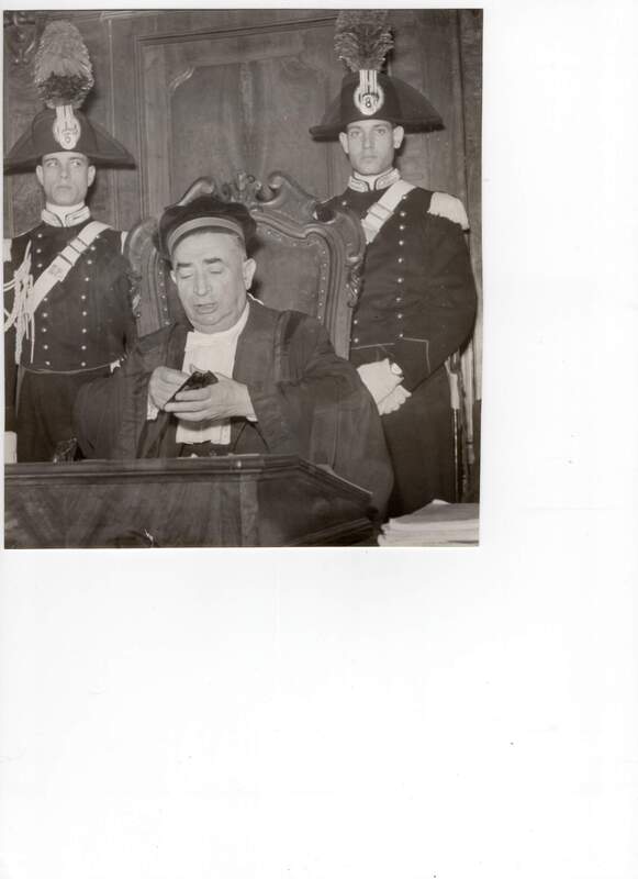 Il presidente della Corte osserva il corpo del reato al processo di cassazione contro Ettore Grande