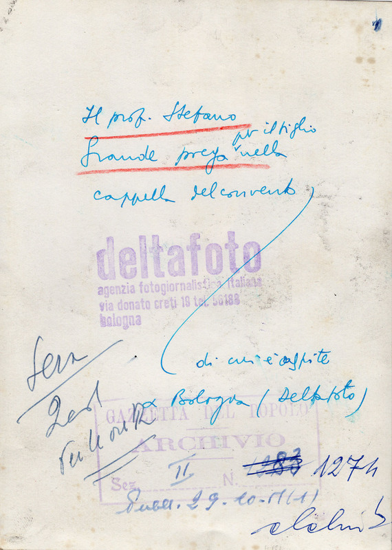 Il prof. Stefano grande prega per il figlio nella cappella del convento di cui è ospite a Bologna