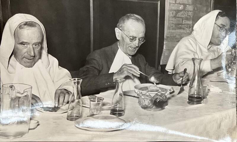 Stefano grande a tavola nel convento di San Domenico dove è ospitato durante il processo del figlio