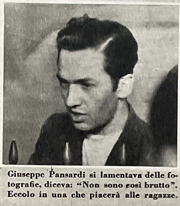Giuseppe Pansardi durante il processo, in una fotografia "che piacerà alle ragazze"