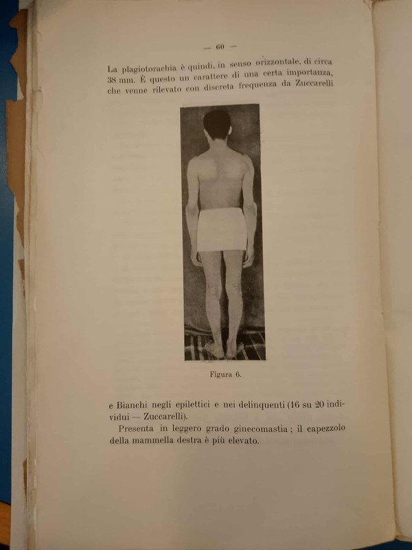 Figura intera di spalle di Guido Casale