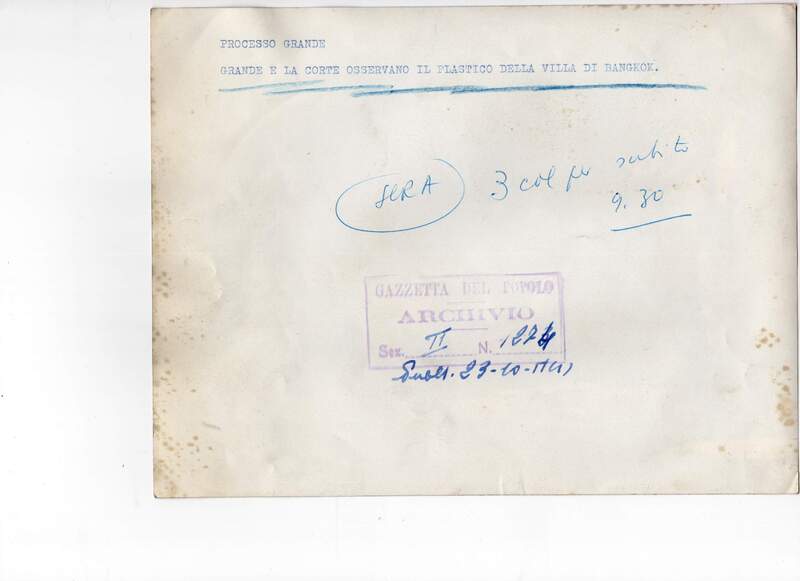 Processo Grande. Grande e la Corte osservano il plastico della villa di Bankok [sic]