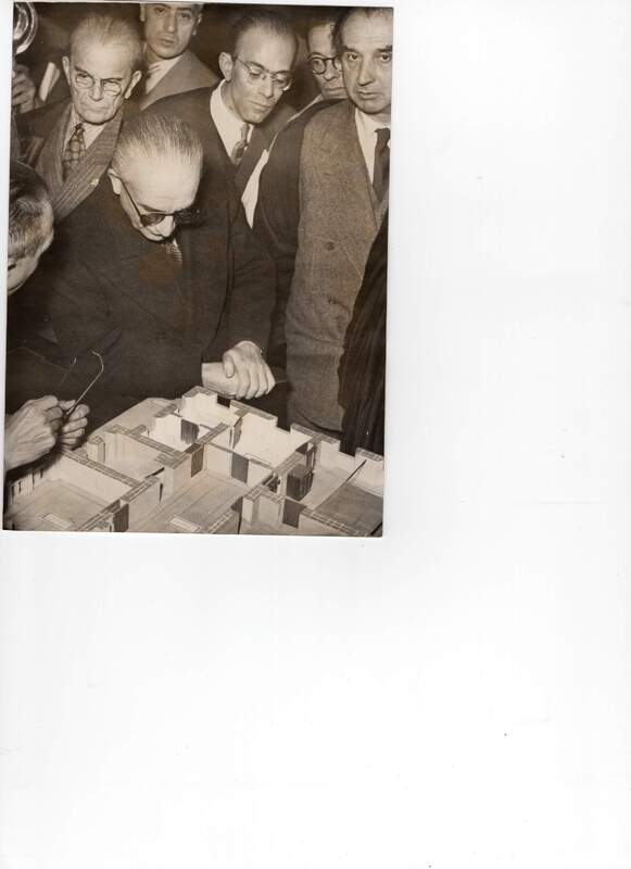 Il console Bono e la corte esaminano il plastico della villa dei Grande a Bangkok