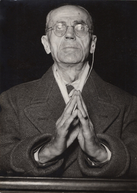 Il prof. Stefano grande prega per il figlio nella cappella del convento di cui è ospite a Bologna