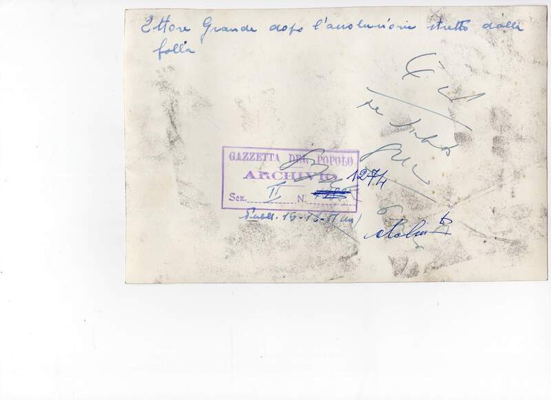 Ettore Grande dopo l'assoluzione stretto dalla folla