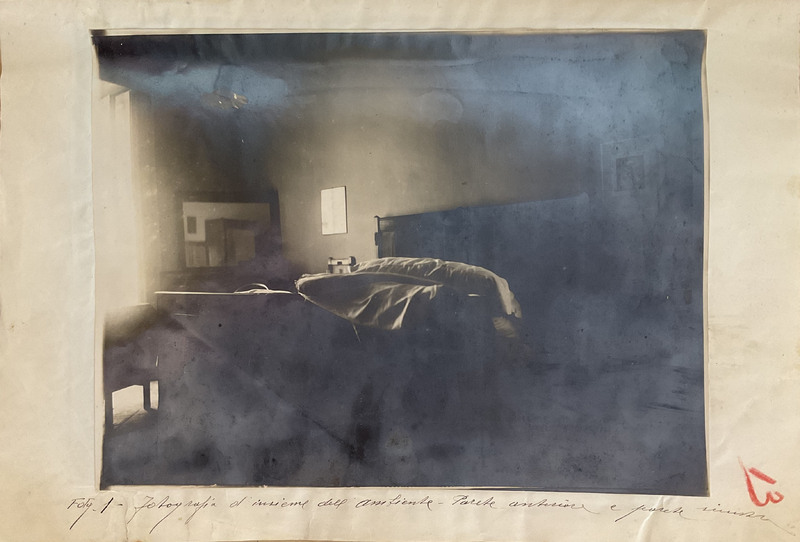 La stanza dove è stata accoltellata Maria Flores (veduta d'insieme della parete anteriore e della parete sinistra) 