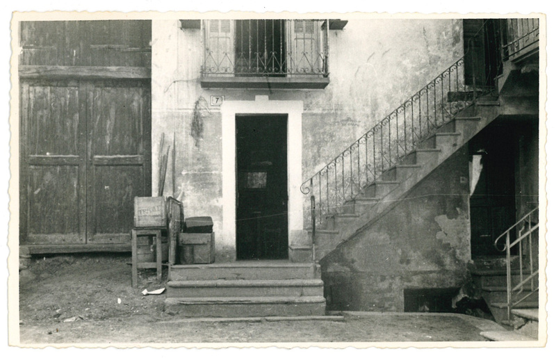 L'ingresso della casa di Angela Romele dove si è svolto il crimine