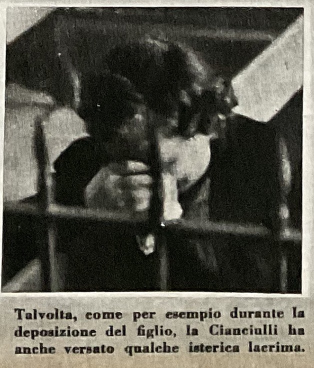 Leonarda Cianciulli che versa "qualche isterica lacrima" durante il processo