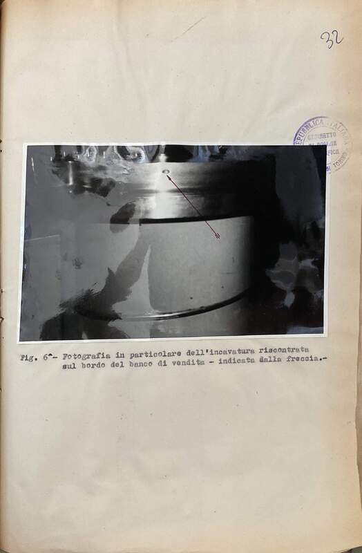 Particolare dell’incavatura riscontrata sul bordo del banco nel bar teatro del delitto