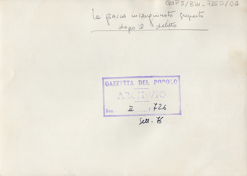 La giacca insanguinata scoperta dopo il delitto
GDP II/blu_726D/04
Timbro: Gazzetta del Popolo ARCHIVIO Sez. II N. 726 Sett. 76