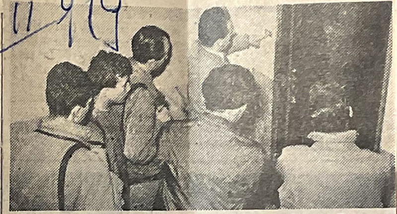 I fotografi davanti all'abitazione dei Virdis dopo il delitto