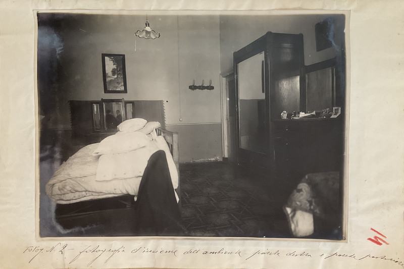 La stanza dove è stata accoltellata Maria Flores (veduta d'insieme della parete destra e della parete posteriore)