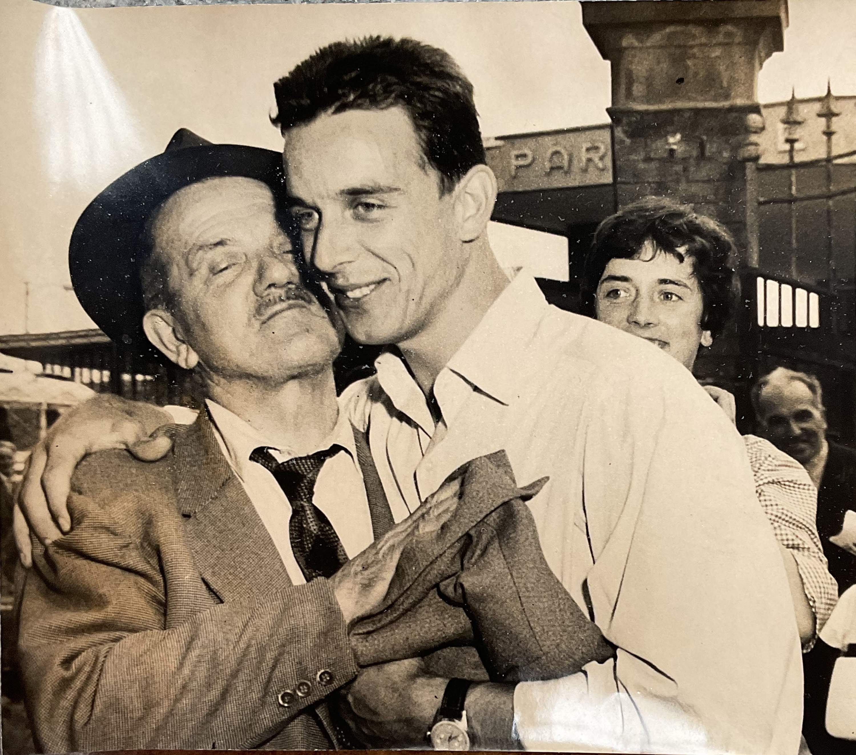 L'abbraccio tra Aldo Cugini e il padre dopo la scarcerazione