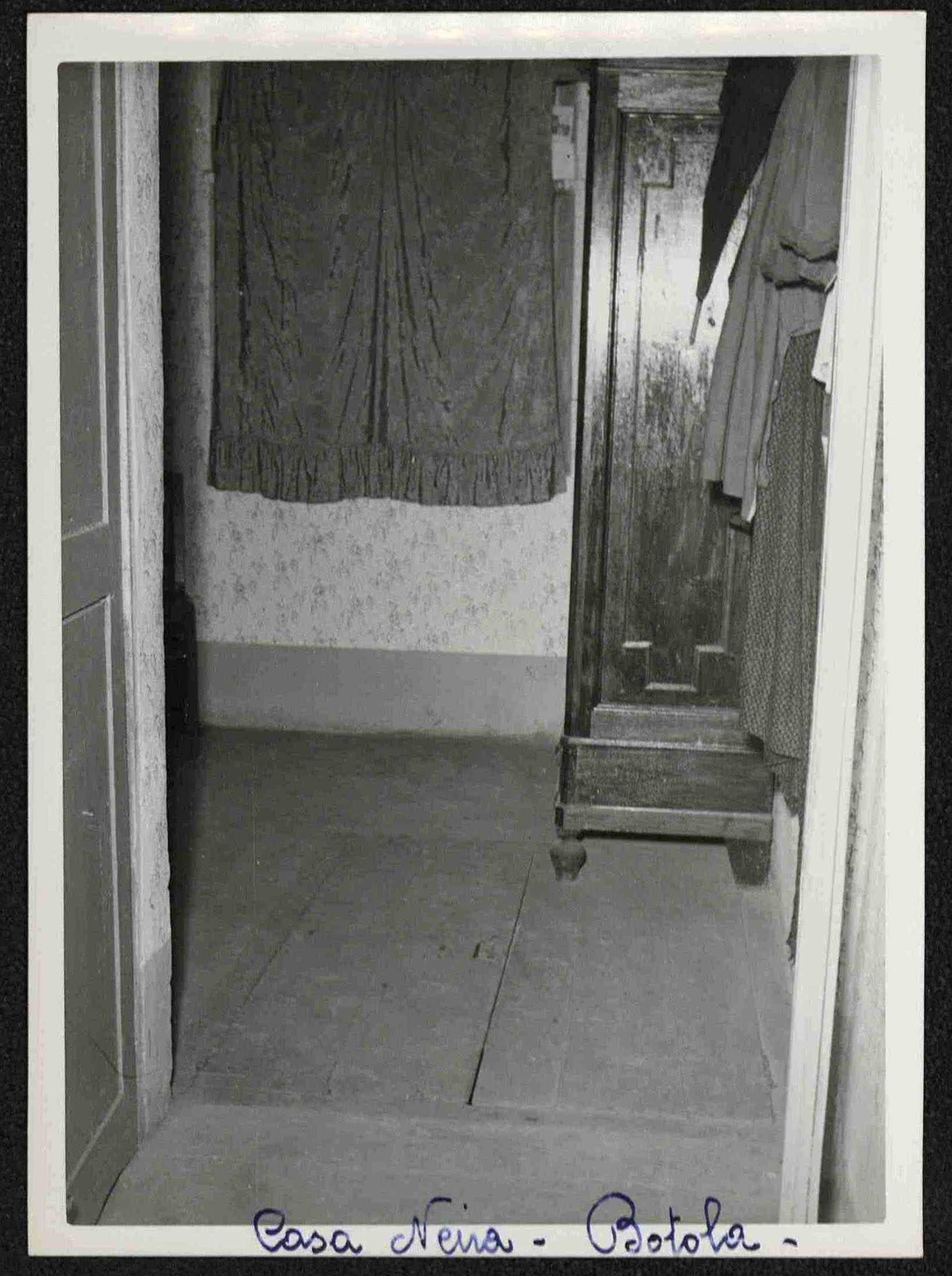 Una botola nella cascina della famiglia Neira