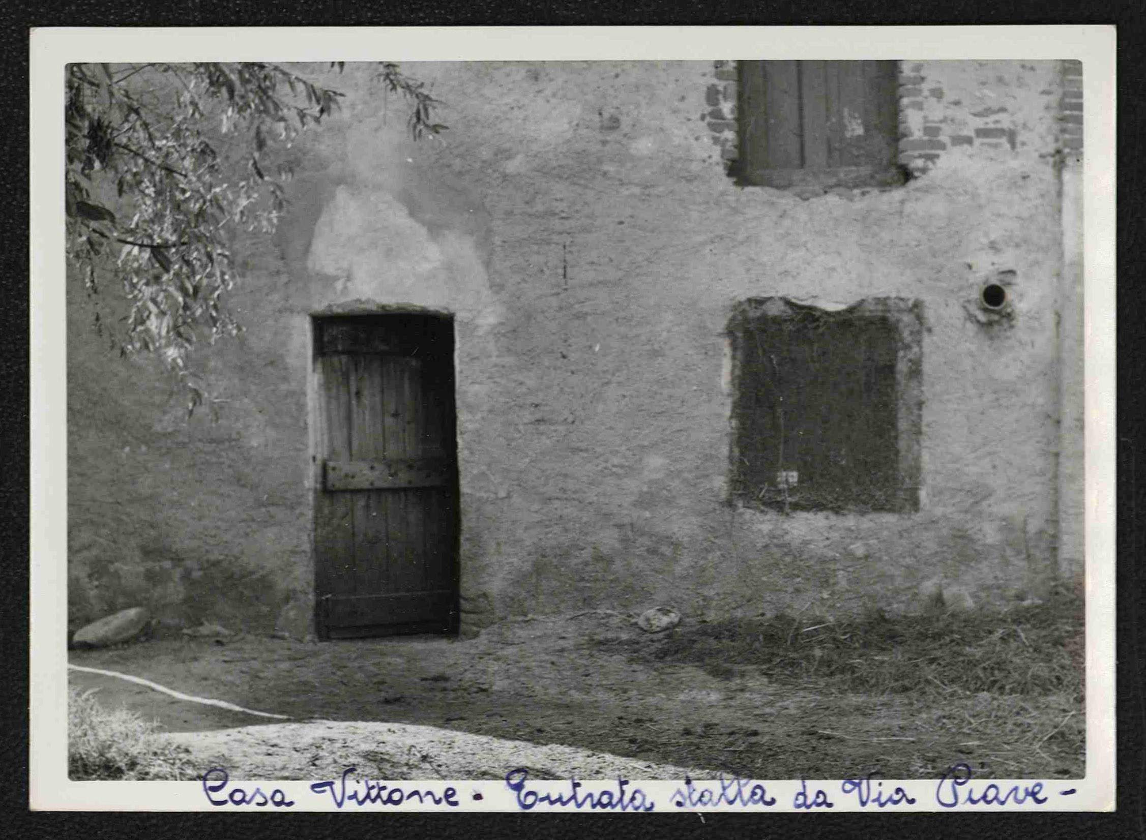 L'entrata della stalla della cascina Vittone da via Piave