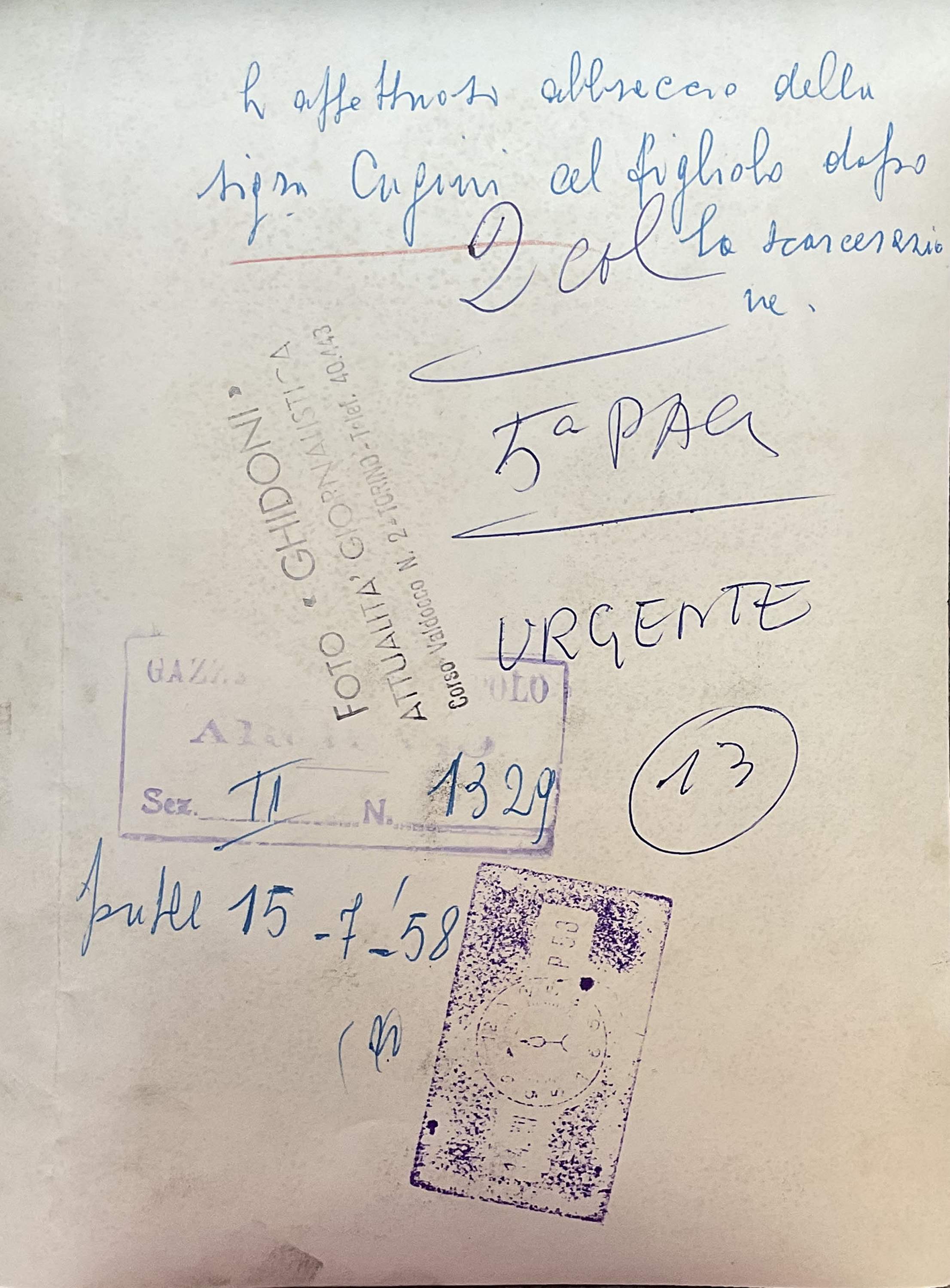 Aldo Cugini abbraccia la madre dopo la scarcerazione