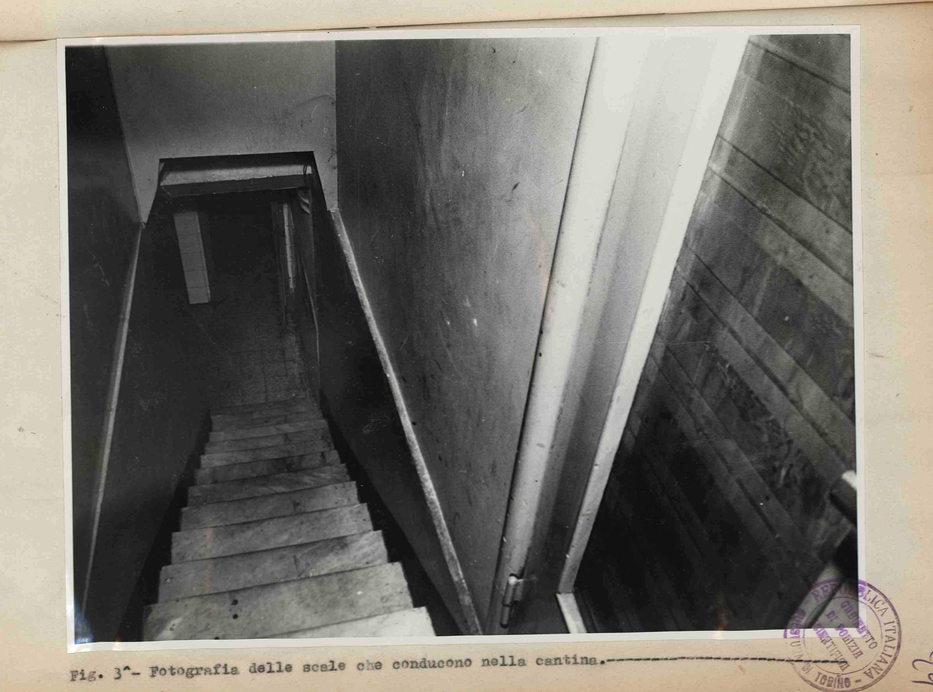 Le scale che conducono nella cantina nel bar teatro del delitto