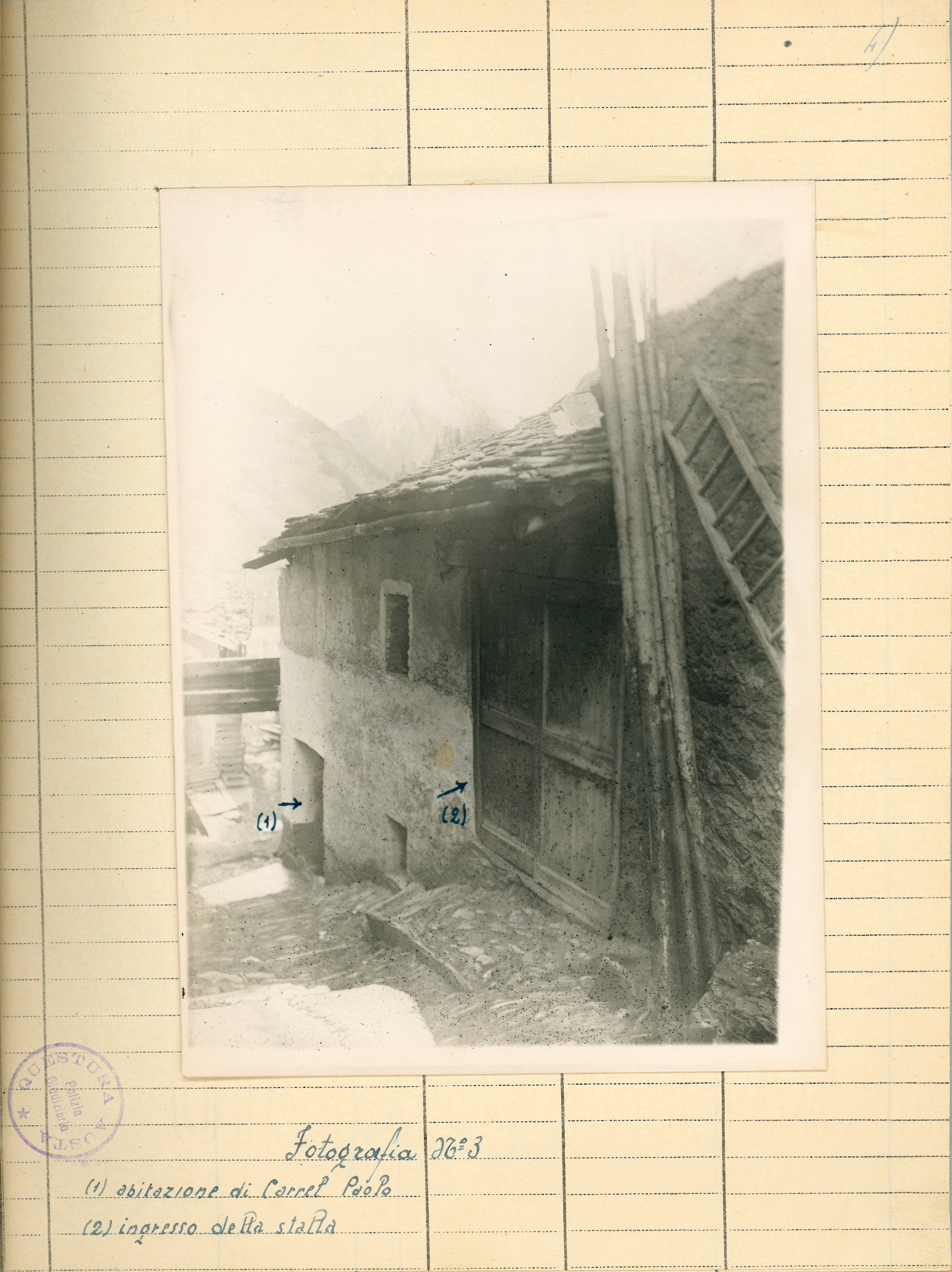 La casa dei Carrel con l’indicazione della porta di ingresso dell’abitazione di Paolo Carrel Paolo e della stalla