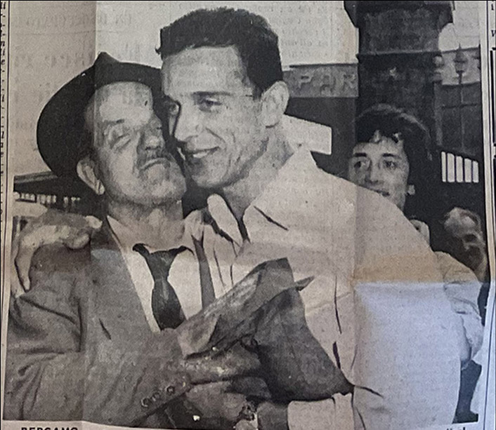 L'abbraccio tra Aldo Cugini e il padre dopo la scarcerazione