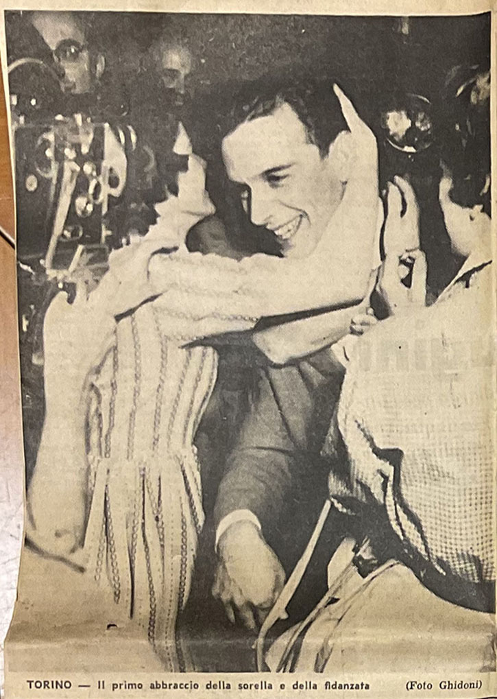 Aldo Cugini abbraccia la sorella e la fidanzata dopo la scarcerazione