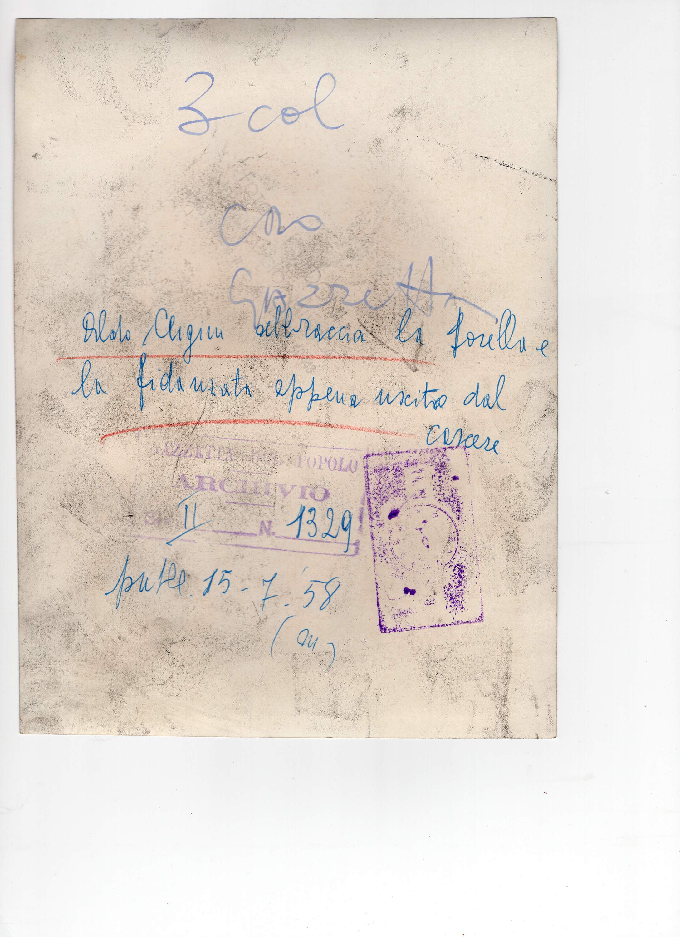 Aldo Cugini abbraccia la sorella e la fidanzata dopo la scarcerazione