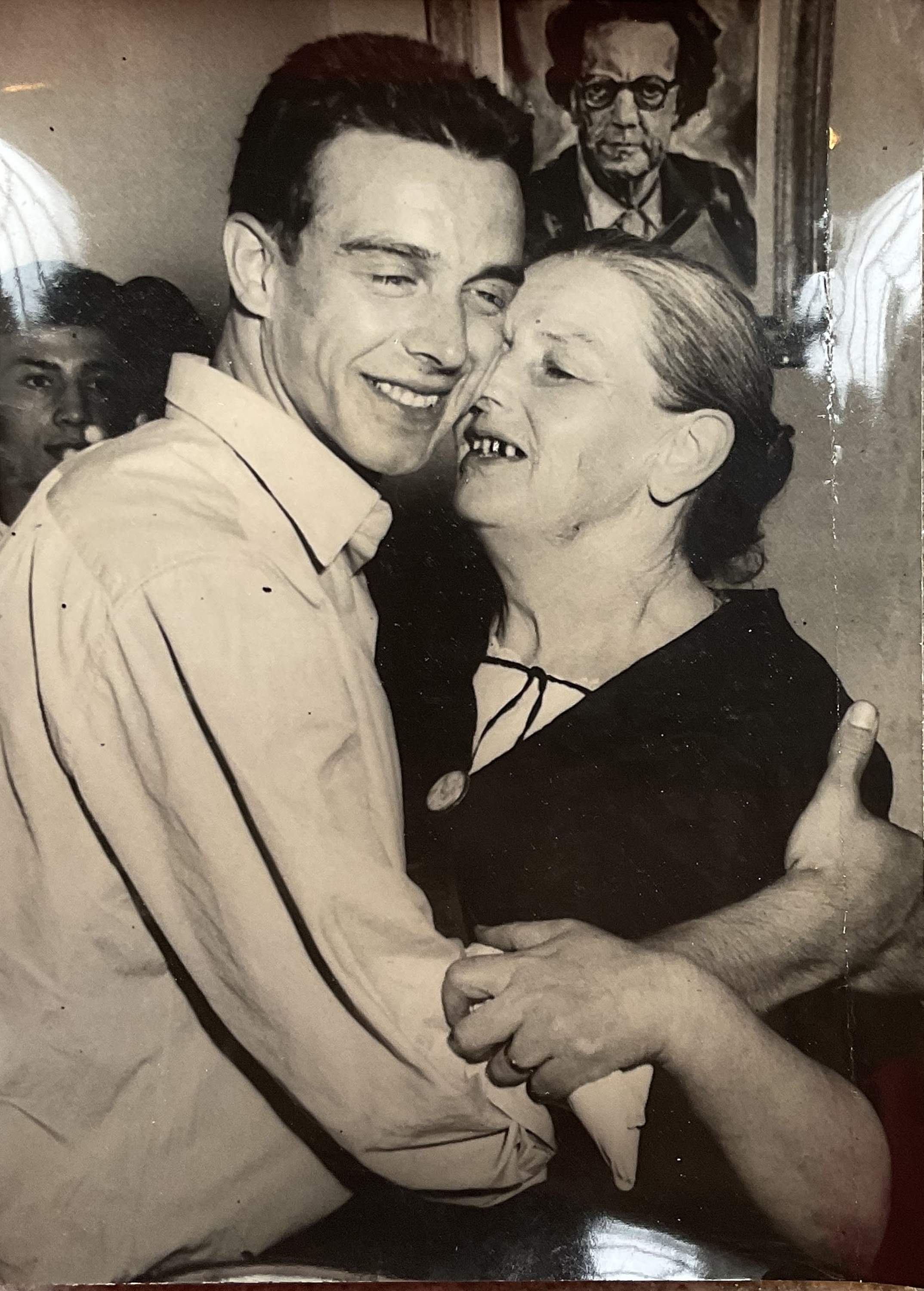 Aldo Cugini abbraccia la madre dopo la scarcerazione