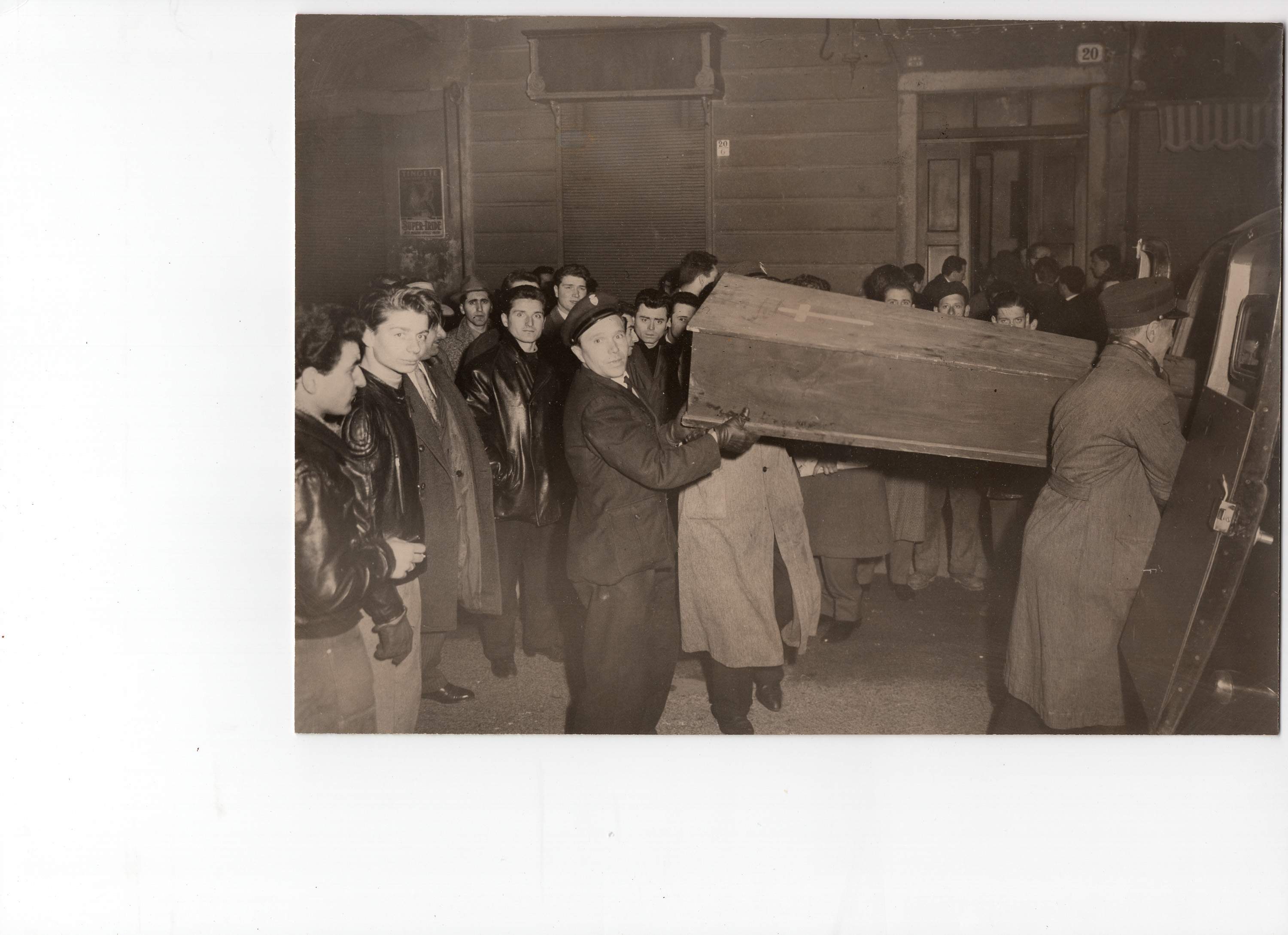 La salma di Mario Giliberti viene portata in obitorio