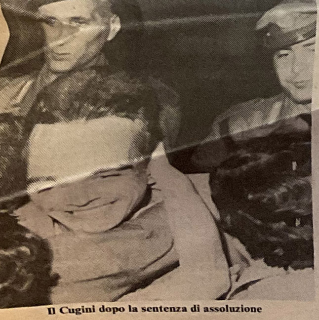 Aldo Cugini abbraccia la sorella e la fidanzata dopo la scarcerazione