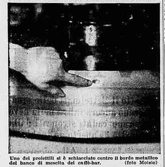 Il bordo del banco del bar colpito da uno dei proiettili