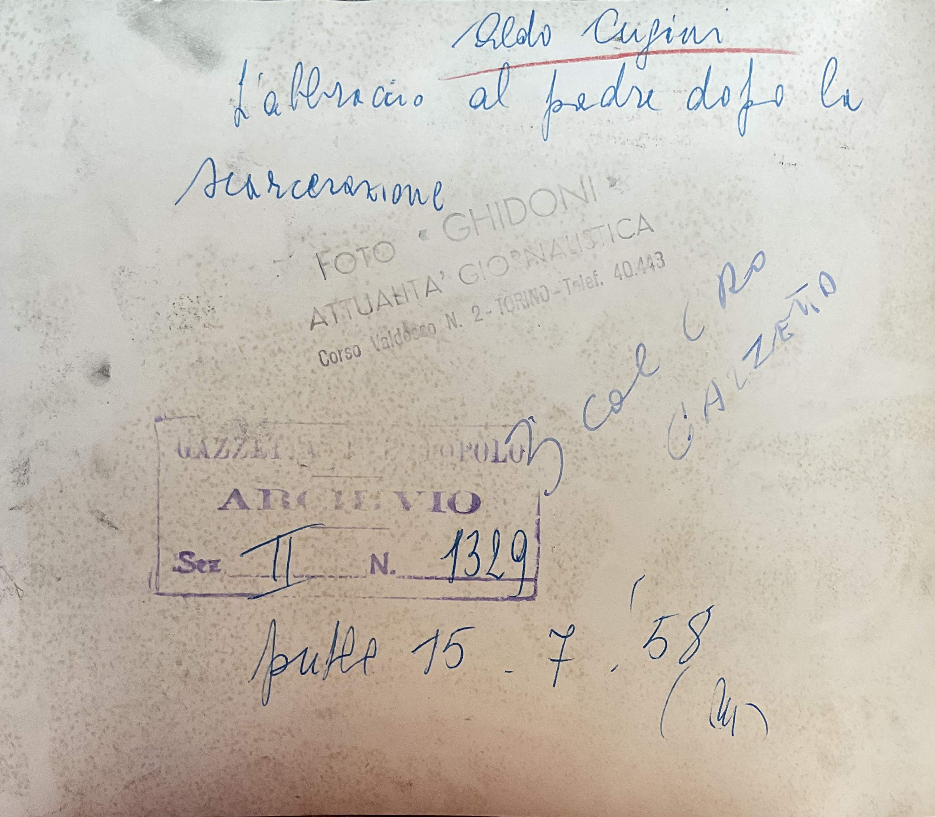 L'abbraccio tra Aldo Cugini e il padre dopo la scarcerazione