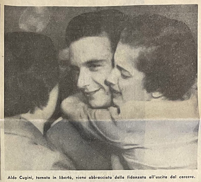 Aldo Cugini viene abbracciato dalla fidanzata all’uscita dal carcere