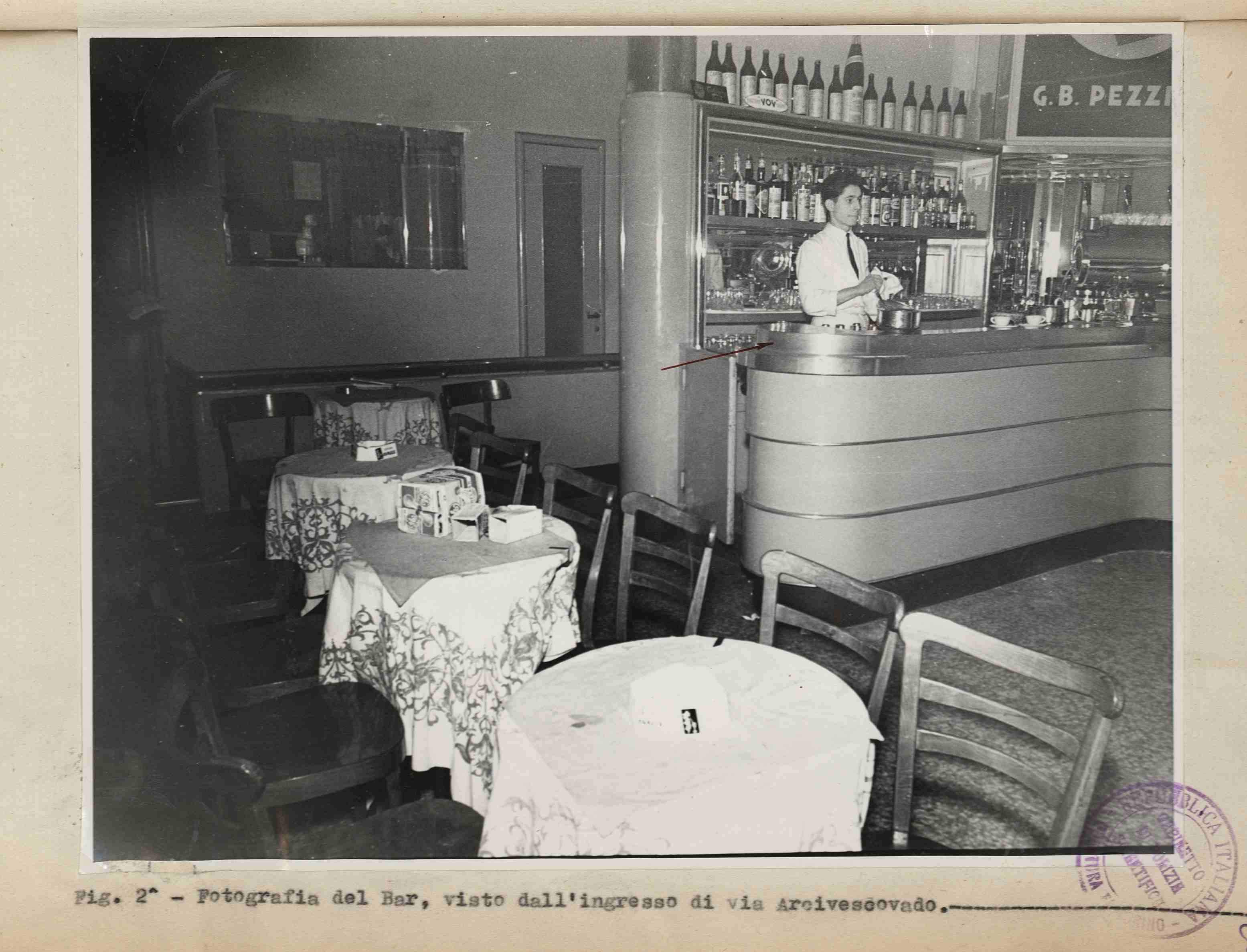 L'interno del bar teatro del duplice omicidio