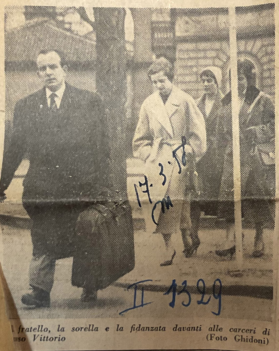 Il fratello, la sorella e la fidanzata davanti al carcere