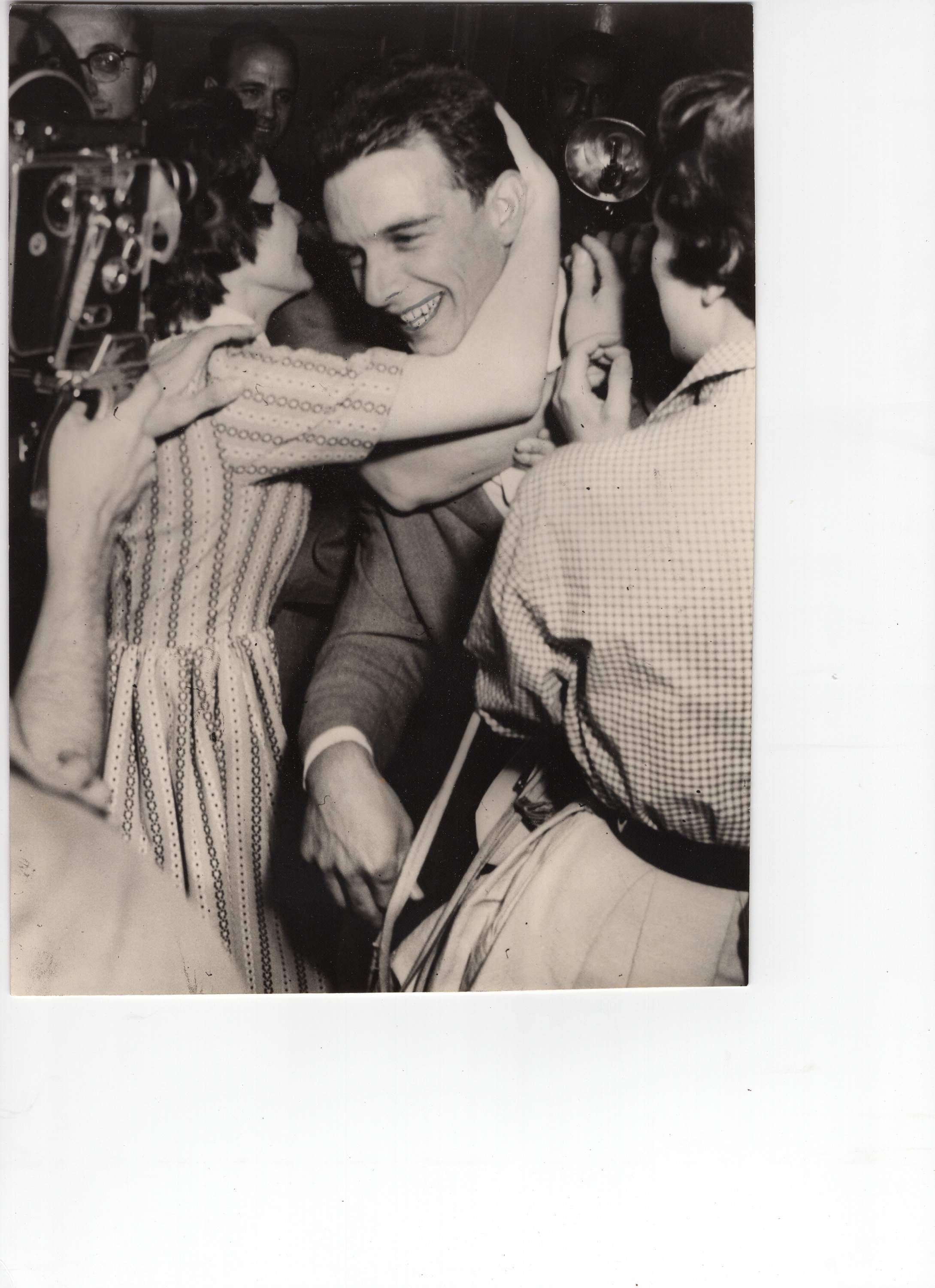 Aldo Cugini abbraccia la sorella e la fidanzata dopo la scarcerazione