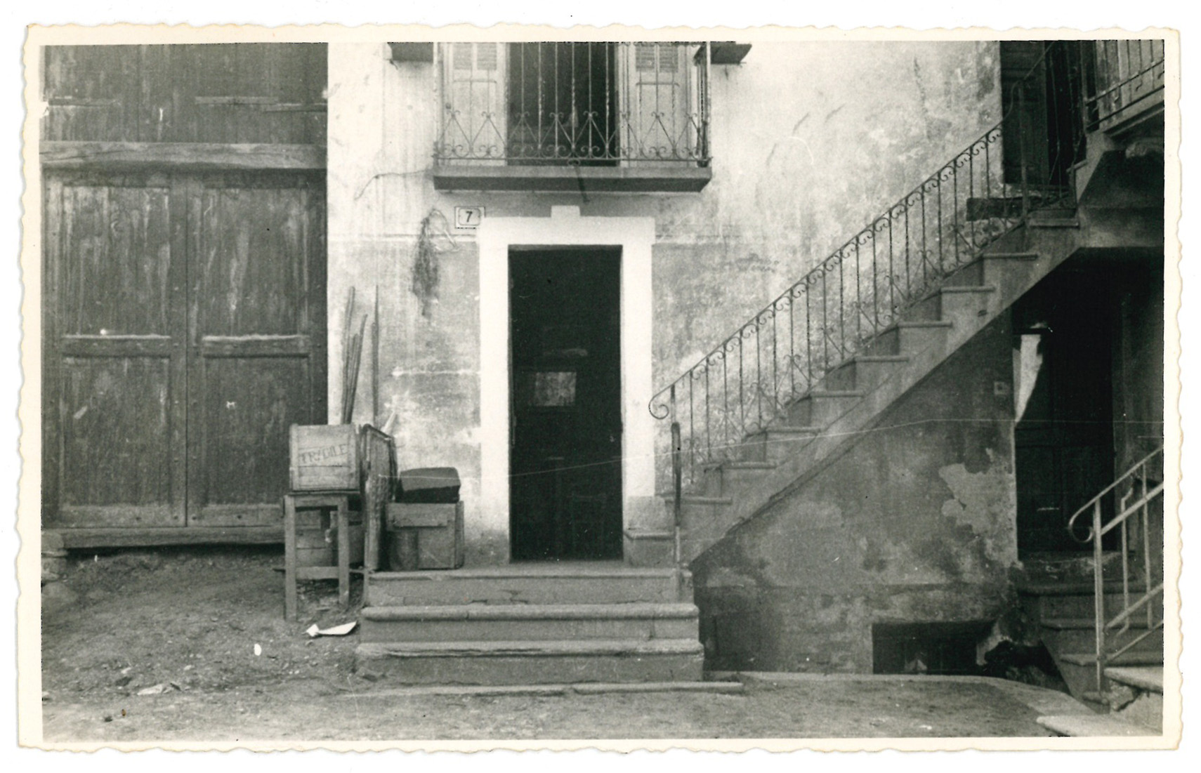 L'ingresso della casa di Angela Romele dove si è svolto il crimine