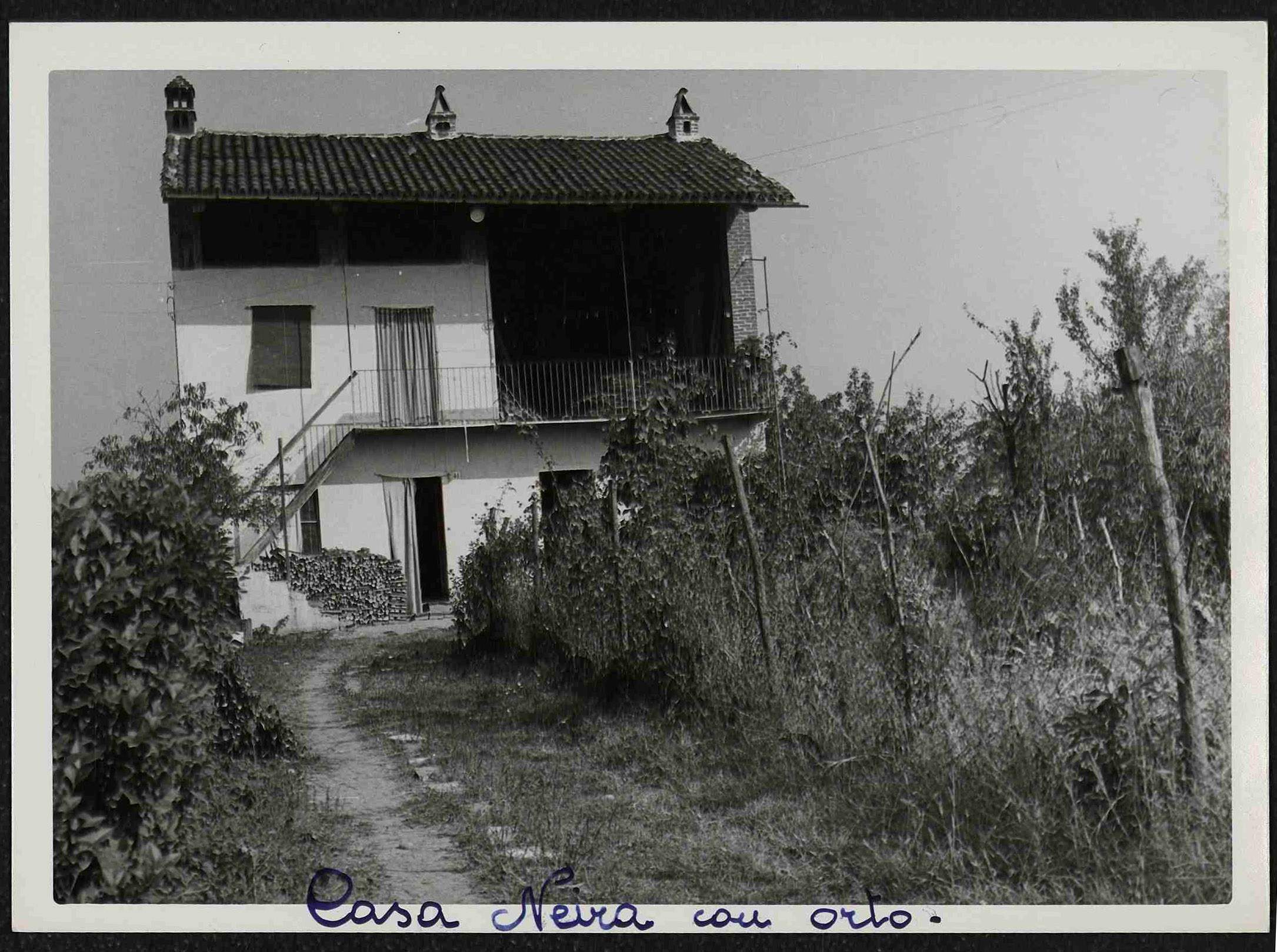 La cascina della famiglia Neira con l'orto
